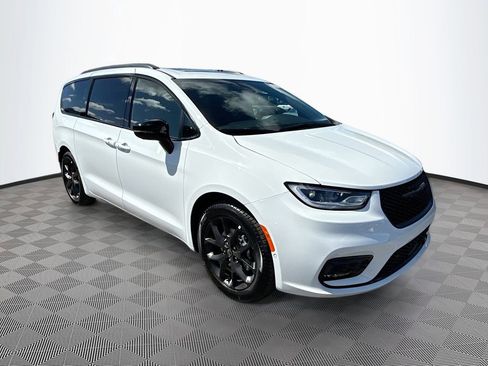 New 2026 Chrysler Pacifica Limited w/ S Appearance Package FWD image 3