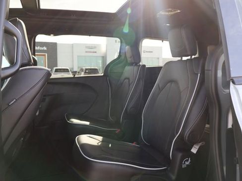 New 2026 Chrysler Pacifica Limited image 8