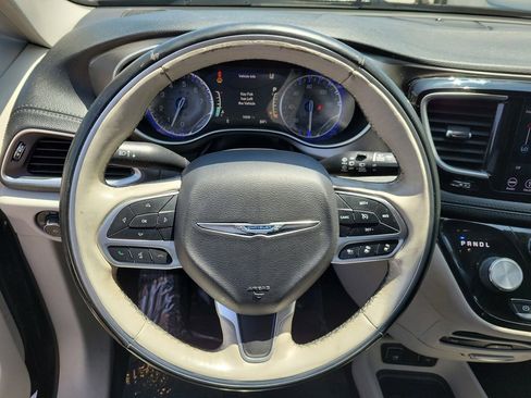 Used 2018 Chrysler Pacifica Limited w/ Advanced Safetytec Group FWD image 29