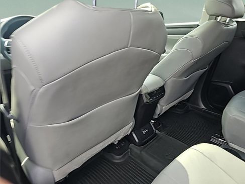 Used 2022 Toyota Highlander XLE image 29