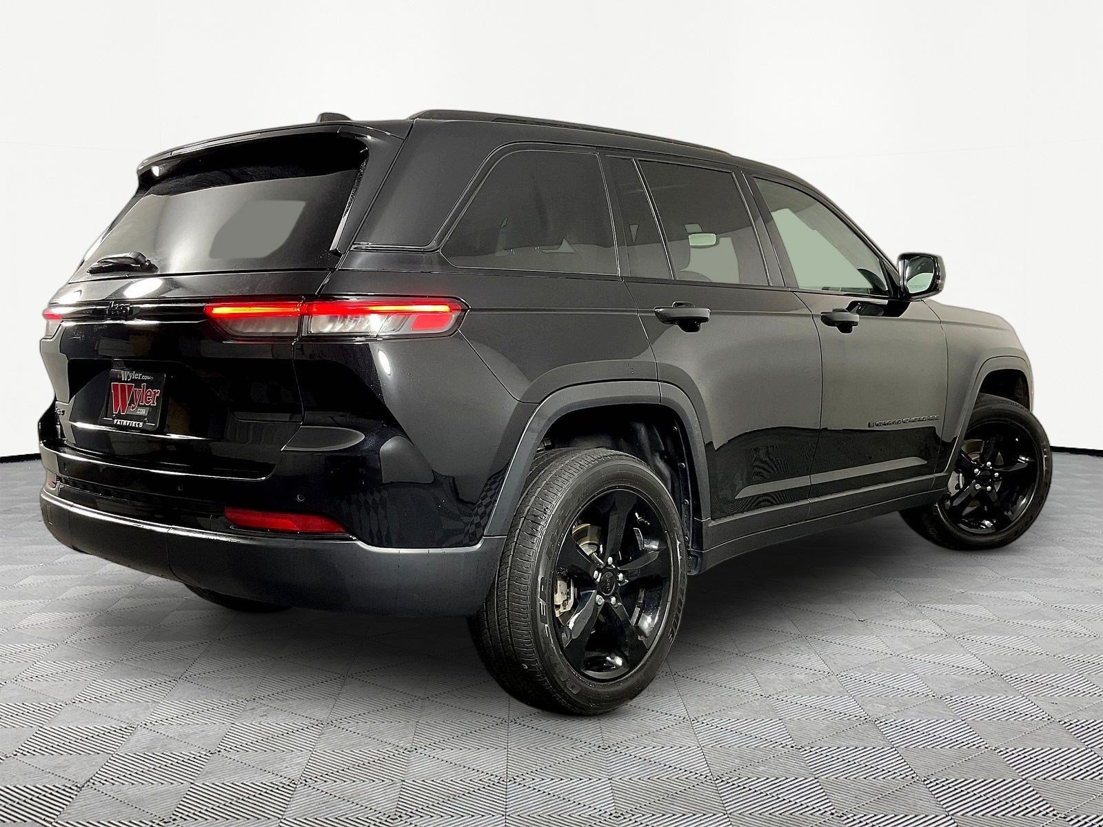 Used 2023 Jeep Grand Cherokee Altitude AWD/4WD image 6