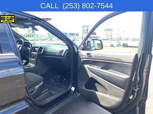 Used 2020 Jeep Grand Cherokee Laredo AWD/4WD image 17