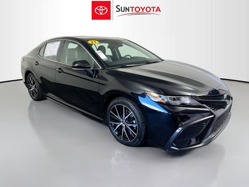 Used 2021 Toyota Camry SE image 1