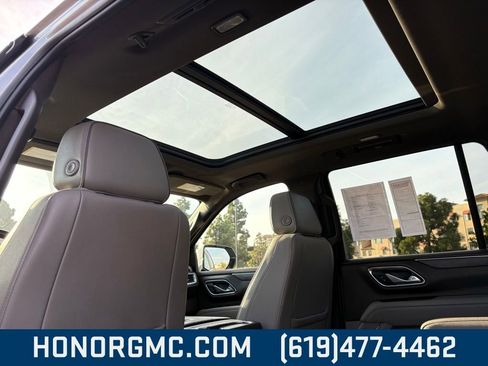Used 2023 GMC Yukon SLT w/ SLT Premium Package image 17
