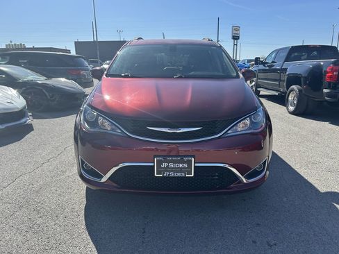 Used 2020 Chrysler Pacifica Touring-L FWD image 7