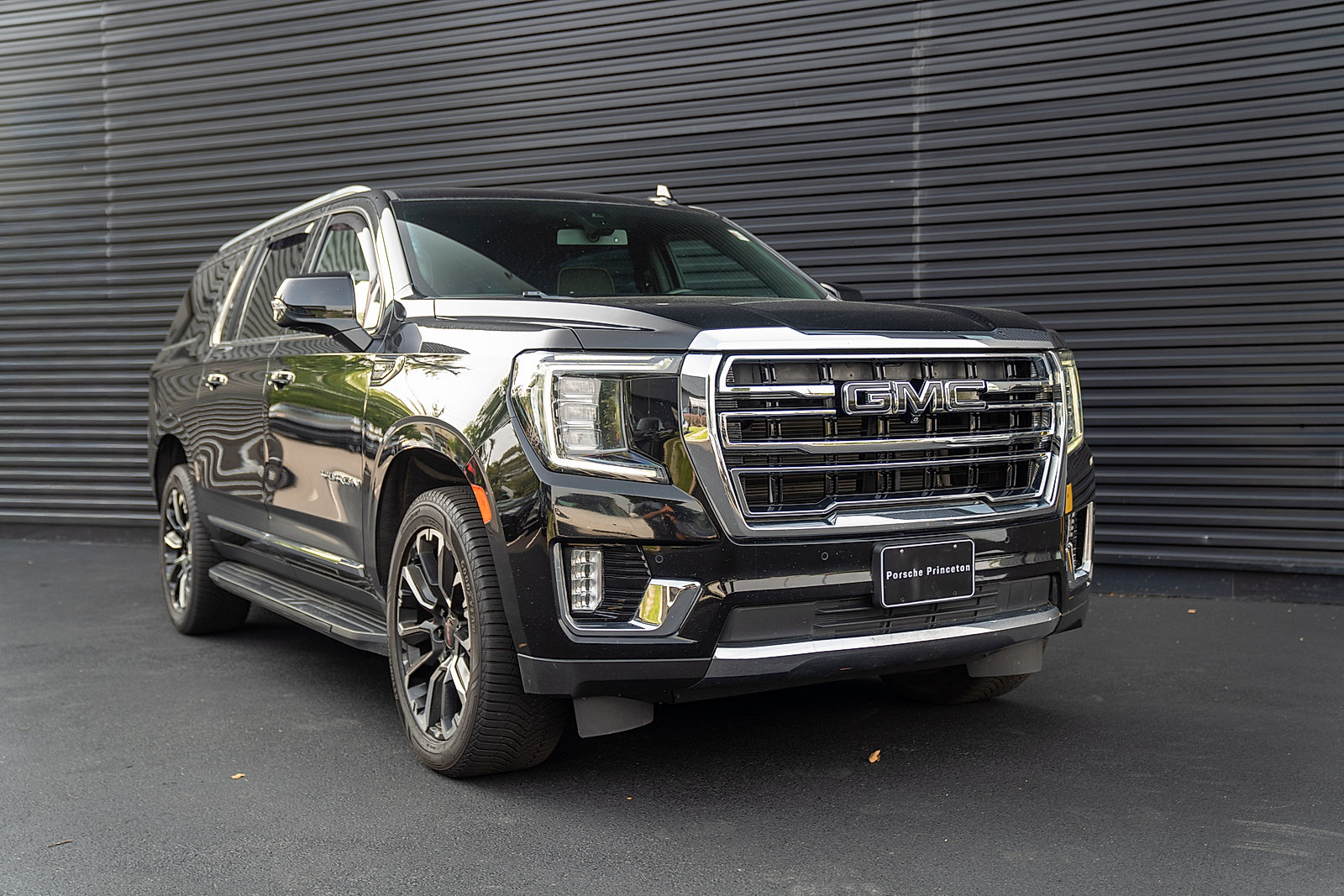 Used 2022 GMC Yukon XL SLT w/ SLT Luxury Package AWD/4WD image 26