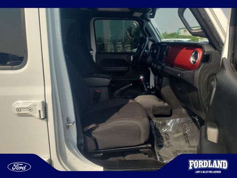 Used 2022 Jeep Wrangler Unlimited Rubicon w/ LED Lighting Group AWD/4WD image 19