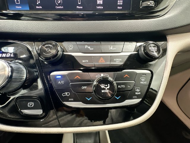 Used 2024 Chrysler Pacifica Touring-L FWD image 18