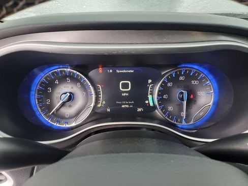 Used 2024 Chrysler Pacifica Touring-L FWD image 12