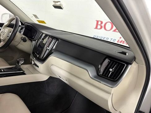 Used 2018 Volvo XC60 T5 Momentum w/ Convenience Package AWD/4WD image 15