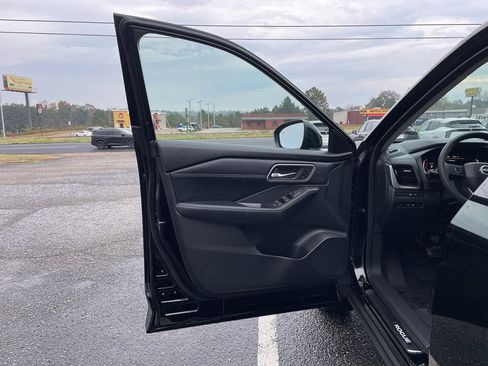 New 2026 Nissan Rogue Platinum image 8