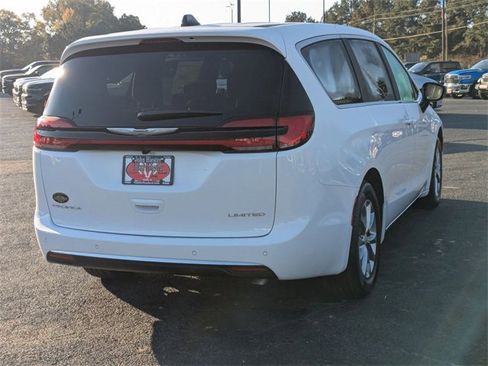 New 2026 Chrysler Pacifica Limited image 6