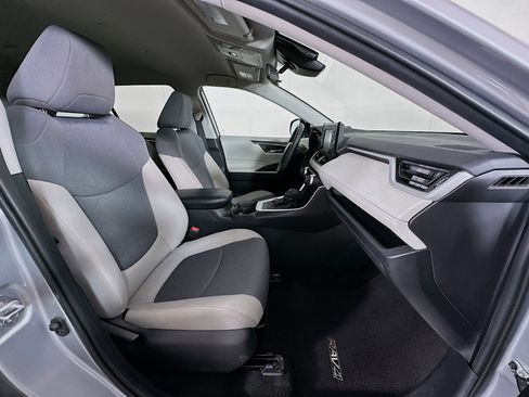 Used 2020 Toyota RAV4 XLE w/ Carpet Mat Package image 29
