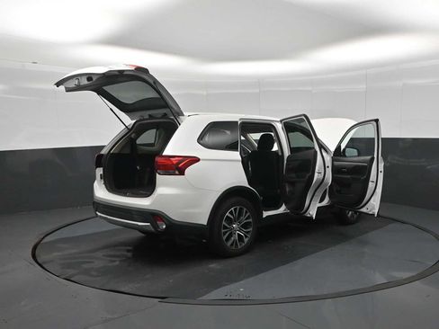 Used 2018 Mitsubishi Outlander SE AWD/4WD image 49