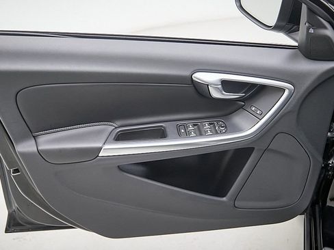 Used 2017 Volvo S60 T5 Inscription Platinum w/ Climate Package image 10