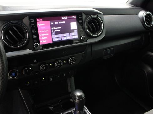 Used 2020 Toyota Tacoma TRD Off-Road w/ Technology Package AWD/4WD image 16