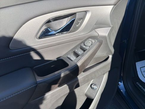 Used 2023 Chevrolet Traverse LT image 28
