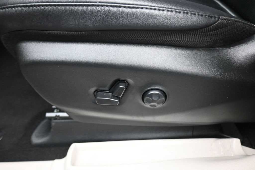 Used 2024 Chrysler Pacifica Touring-L FWD image 12