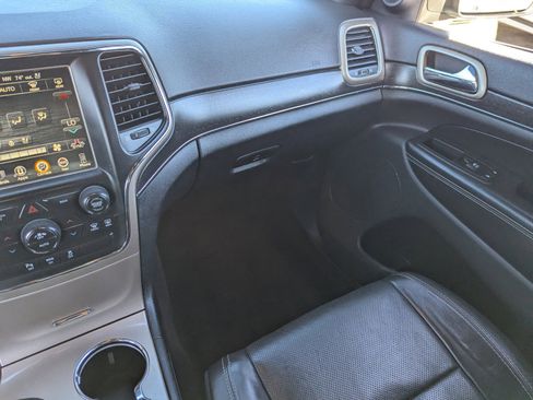 Used 2015 Jeep Grand Cherokee Limited w/ Luxury Group II image 18