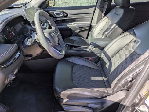 Used 2024 Jeep Compass Latitude w/ Convenience Group image 10