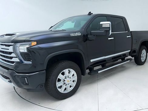 Used 2024 Chevrolet Silverado 2500 High Country w/ Technology Package AWD/4WD image 3
