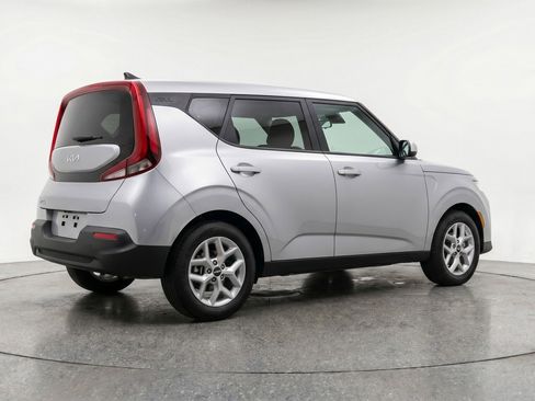 Used 2025 Kia Soul LX w/ LX Technology Package FWD image 9