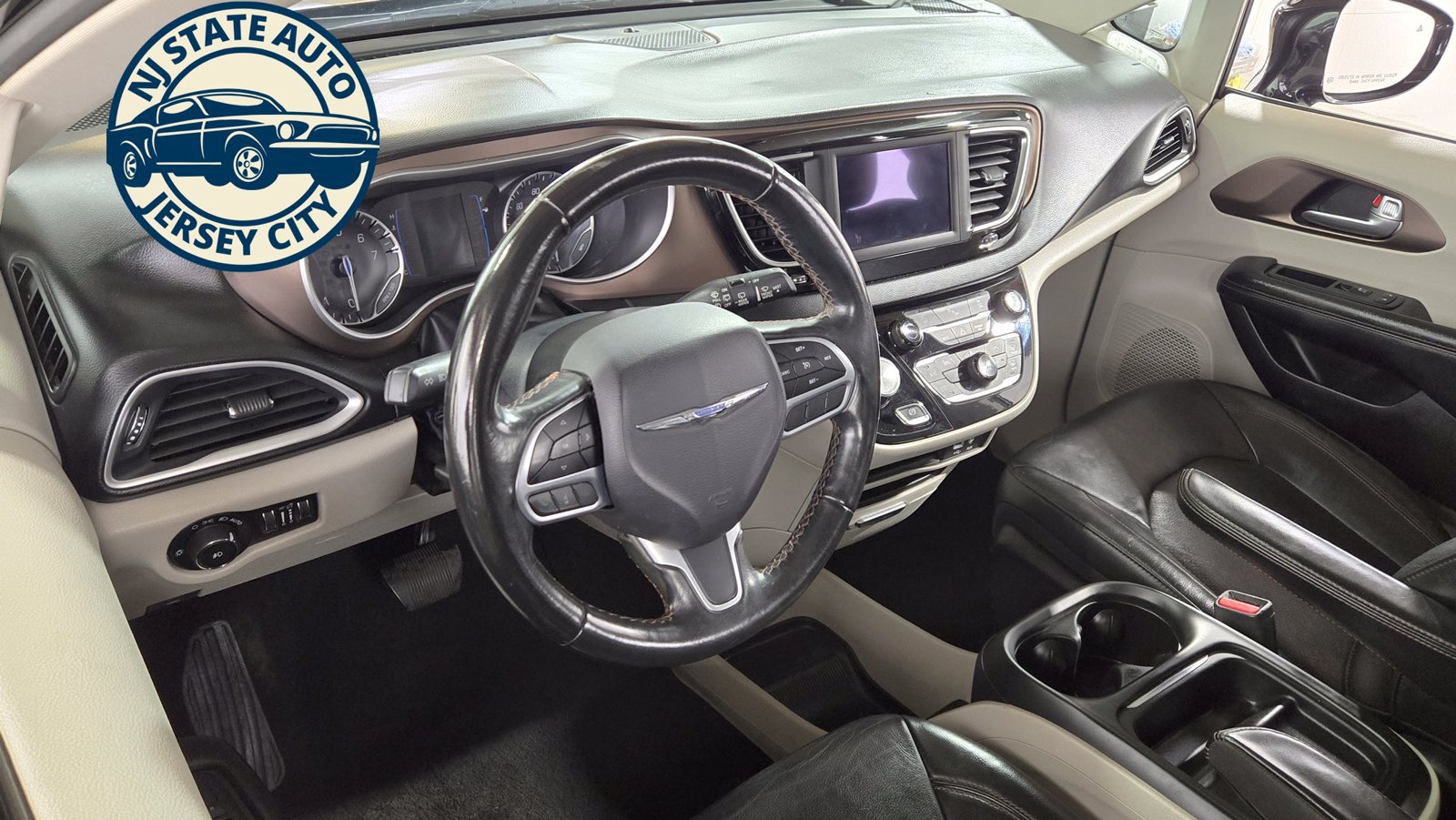 Used 2019 Chrysler Pacifica Touring-L FWD image 10