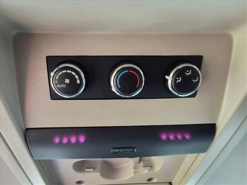 Used 2014 Chrysler Town & Country Touring FWD image 9