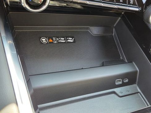 Used 2025 Chevrolet Suburban LT RWD image 26
