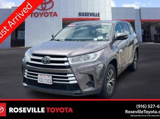 Used 2017 Toyota Highlander LE w/ Carpet Mat Package AWD/4WD video 1