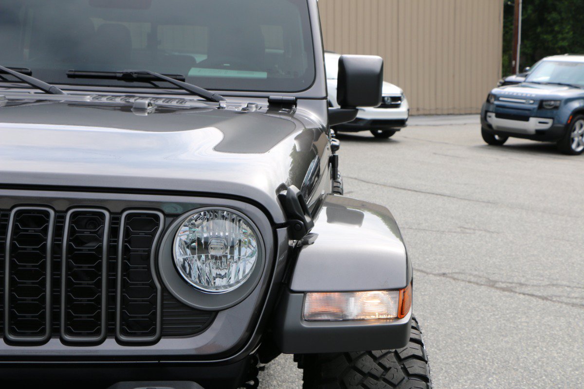 Used 2025 Jeep Gladiator Sport AWD/4WD image 12