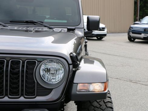 Used 2025 Jeep Gladiator Sport AWD/4WD image 12