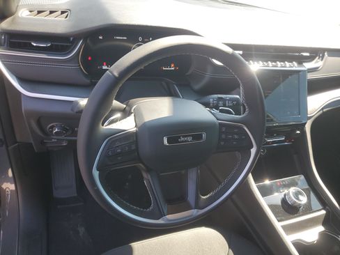 Used 2025 Jeep Grand Cherokee L Laredo RWD image 15