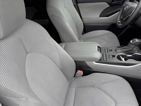 Used 2021 Toyota Highlander LE AWD/4WD image 20
