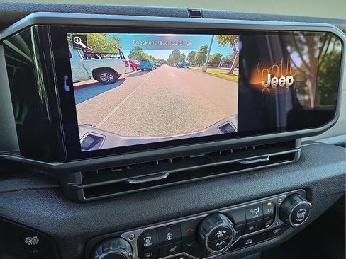 Used 2025 Jeep Gladiator Sport AWD/4WD image 18