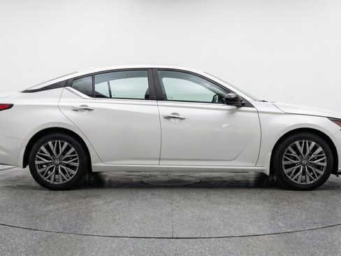 Used 2025 Nissan Altima 2.5 SV FWD image 11