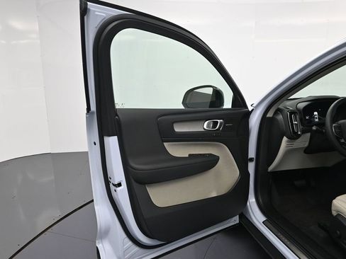 Used 2024 Volvo XC40 B5 Plus AWD/4WD image 15