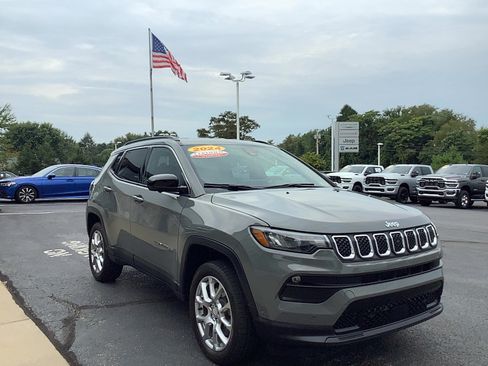 Certified 2024 Jeep Compass Latitude AWD/4WD image 3