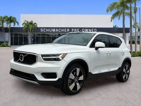 Used 2020 Volvo XC40 T4 Momentum FWD image 3