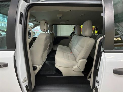 Used 2019 Dodge Grand Caravan SE FWD image 19