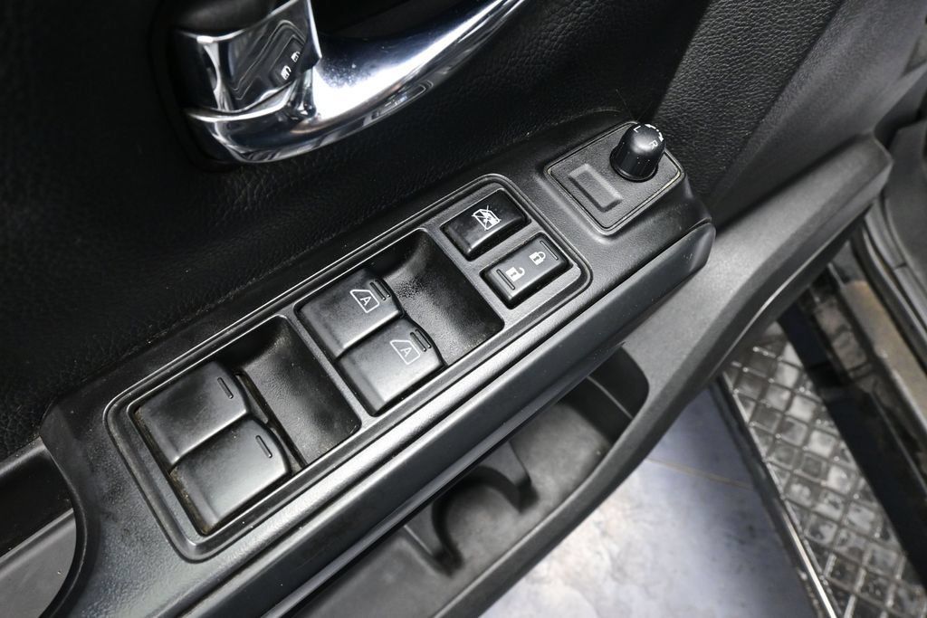 Used 2018 Nissan Titan SV AWD/4WD image 27