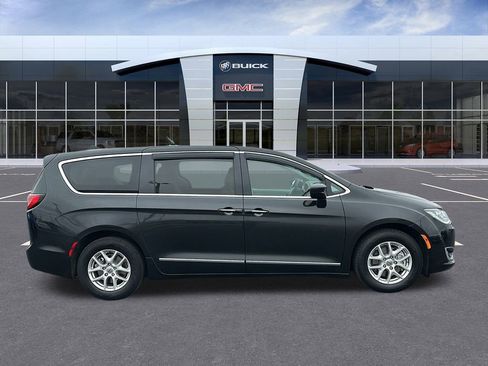 Used 2019 Chrysler Pacifica Touring Plus image 6