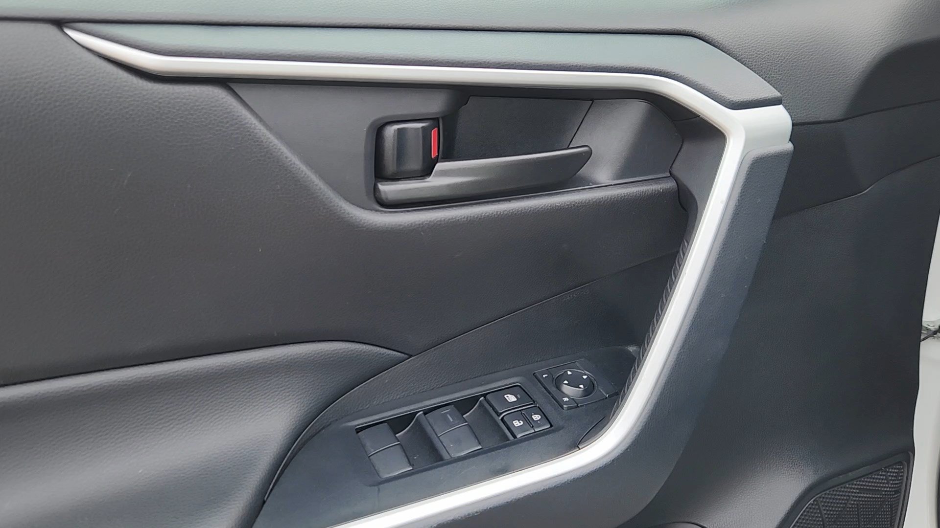Used 2025 Toyota RAV4 LE AWD/4WD image 26