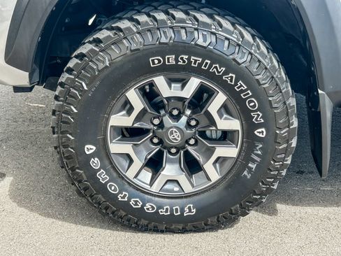 Used 2021 Toyota Tacoma TRD Off-Road w/ Technology Package AWD/4WD image 10