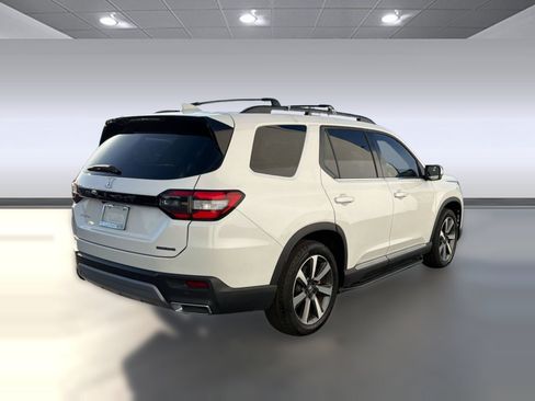 Used 2025 Honda Pilot Touring image 9