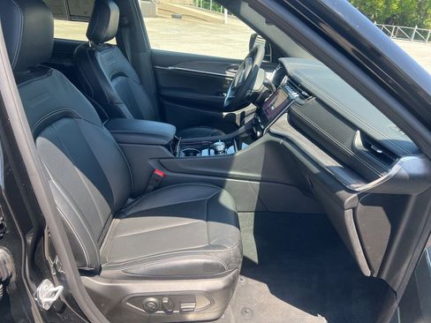 Used 2025 Jeep Grand Cherokee Overland w/ Trailer Tow Package AWD/4WD image 25