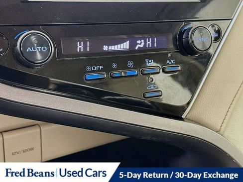 Used 2018 Toyota Camry L image 16