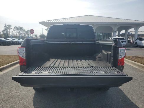 Used 2018 Nissan Titan SL image 5