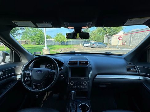 Used 2018 Ford Explorer XLT w/ Equipment Group 202A image 29