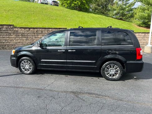 Used 2014 Chrysler Town & Country Touring-L w/ Driver Convenience Group FWD image 8